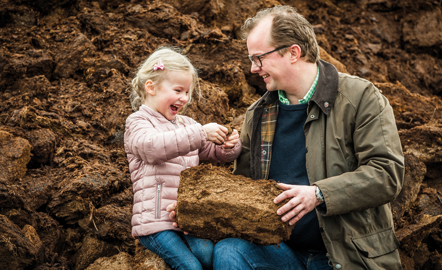 Simon Tabeling und Tochter im Moor